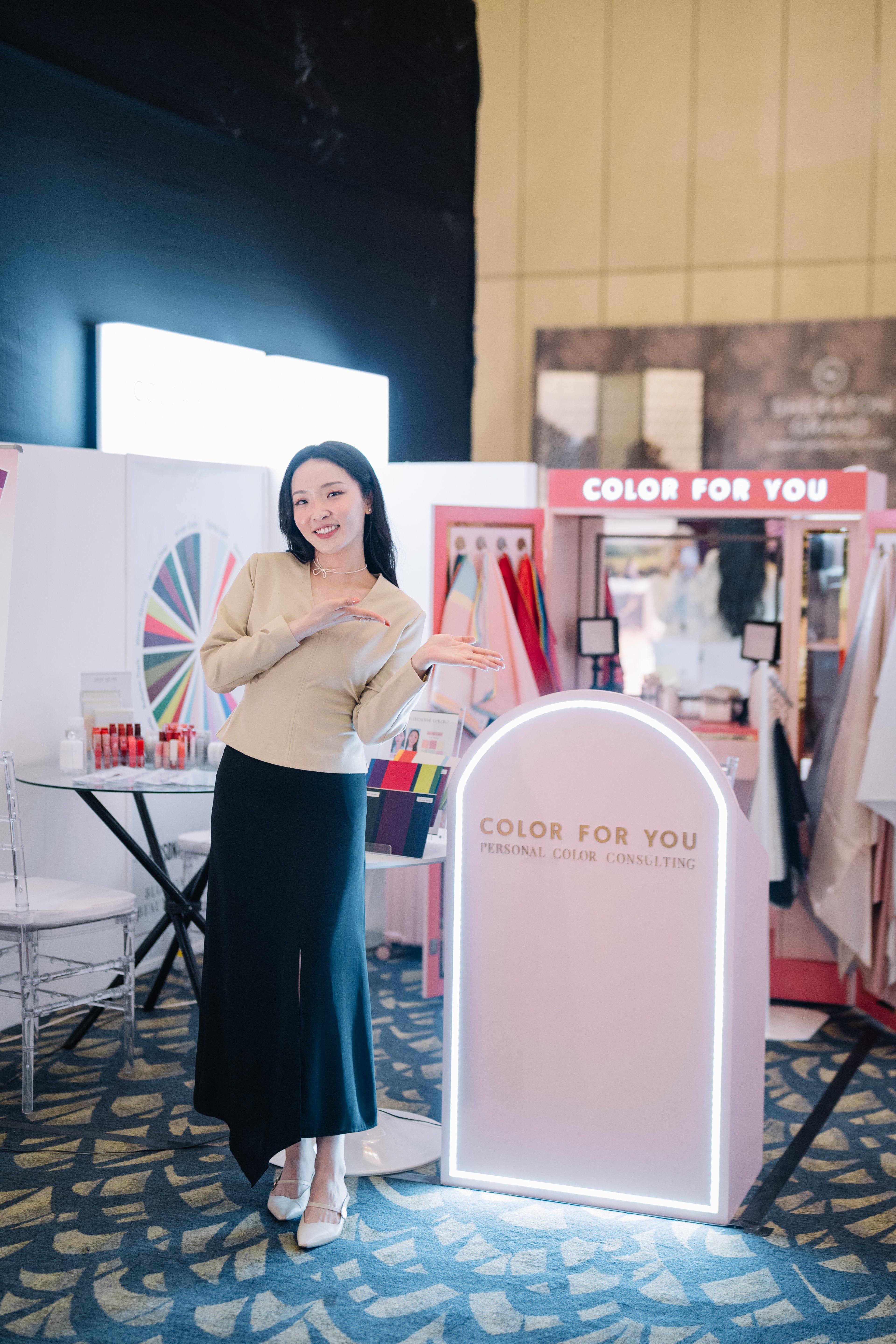 Guest in a white cap during a color analysis session at the Wardah event