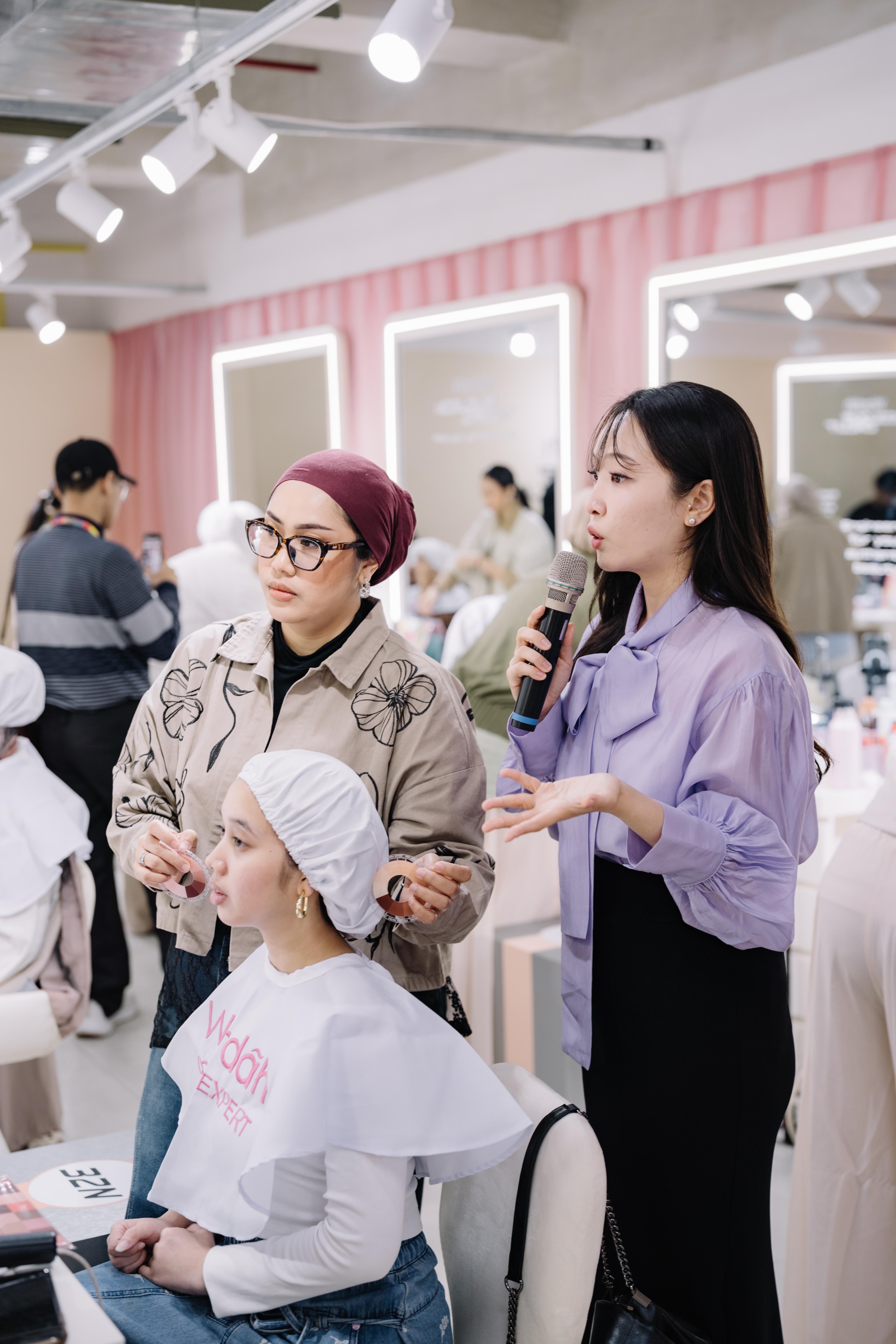 Consultants explaining color swatches during a class